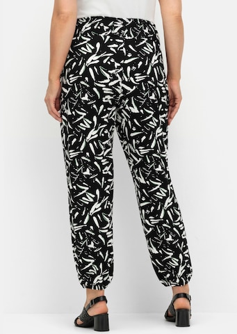 SHEEGO - Tapered Pantalón en negro