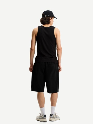 BershkaLoosefit Hlače - crna boja