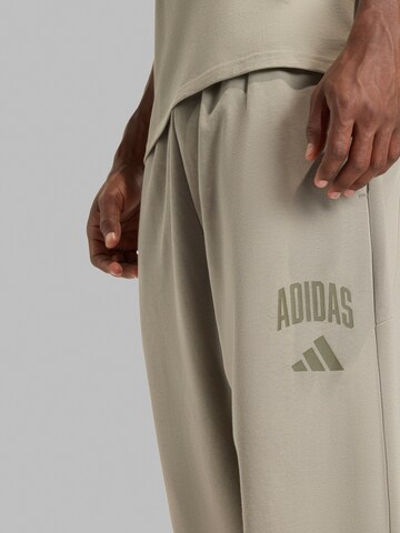 ADIDAS SPORTSWEAR Voľný strih Športové nohavice 'COLLEGIATE' - Sivá