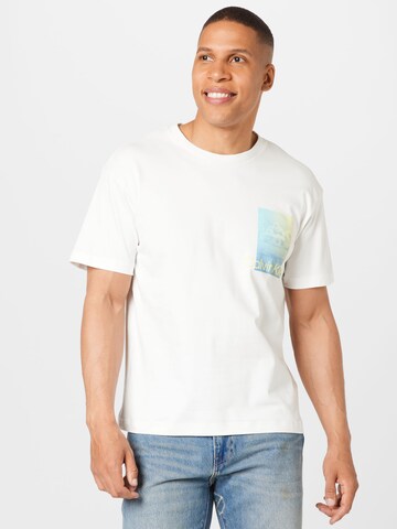 Tricou 'Summer Clouds' de la Calvin Klein pe alb: față