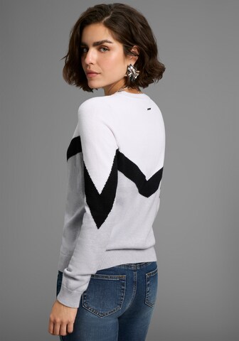 LAURA SCOTT Sweater in Black