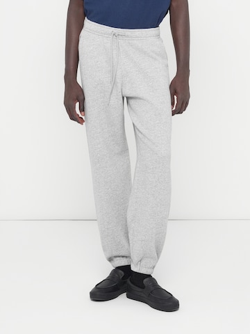 Effilé Pantalon 'ESSENTIAL' Abercrombie & Fitch en gris : devant