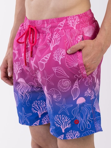 Frozen Cape Badehose 'FALCAO', Model ist 188 cm groß, trägt Größe L in Pink