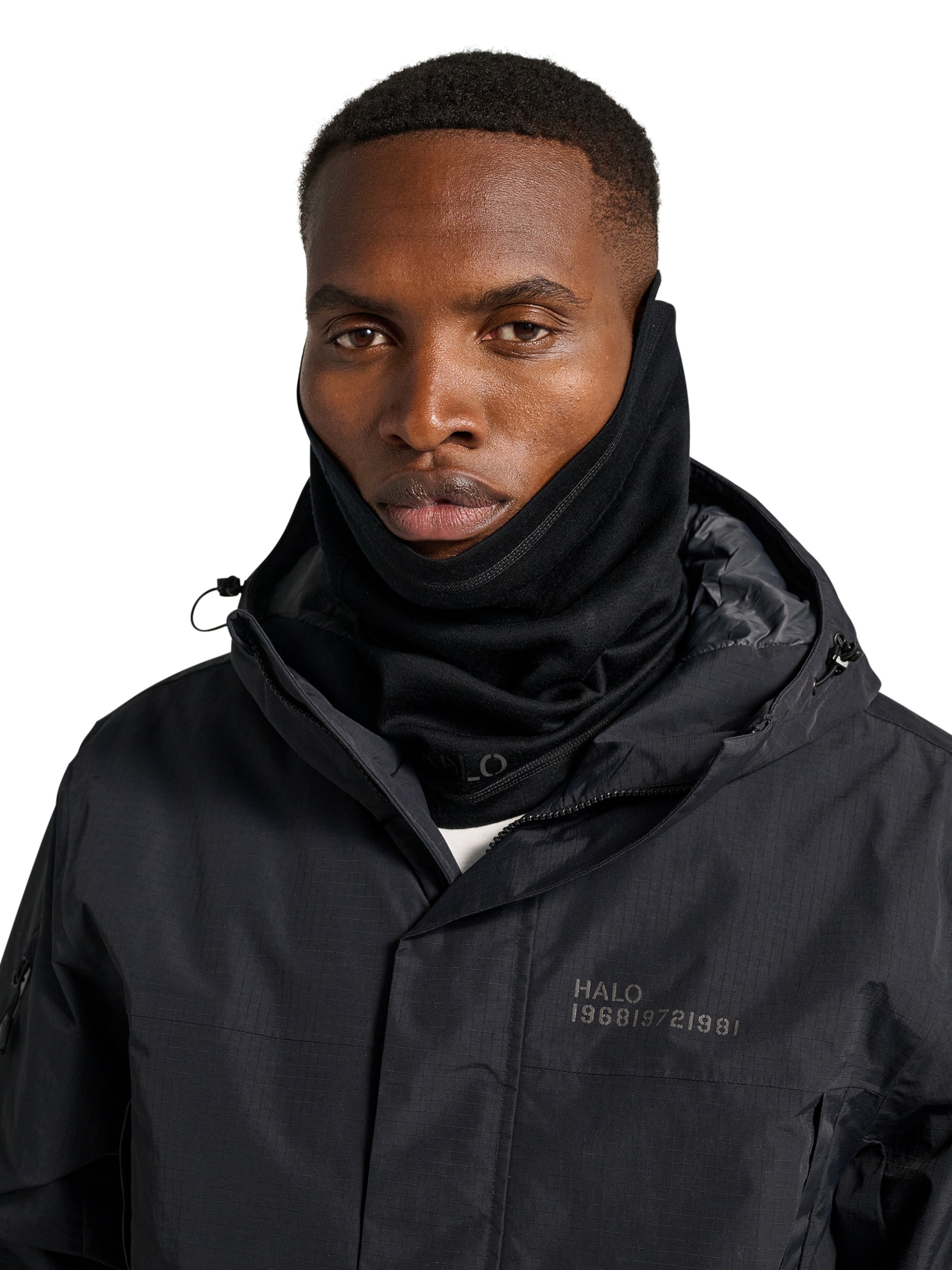 HALO Scarf in Black: front