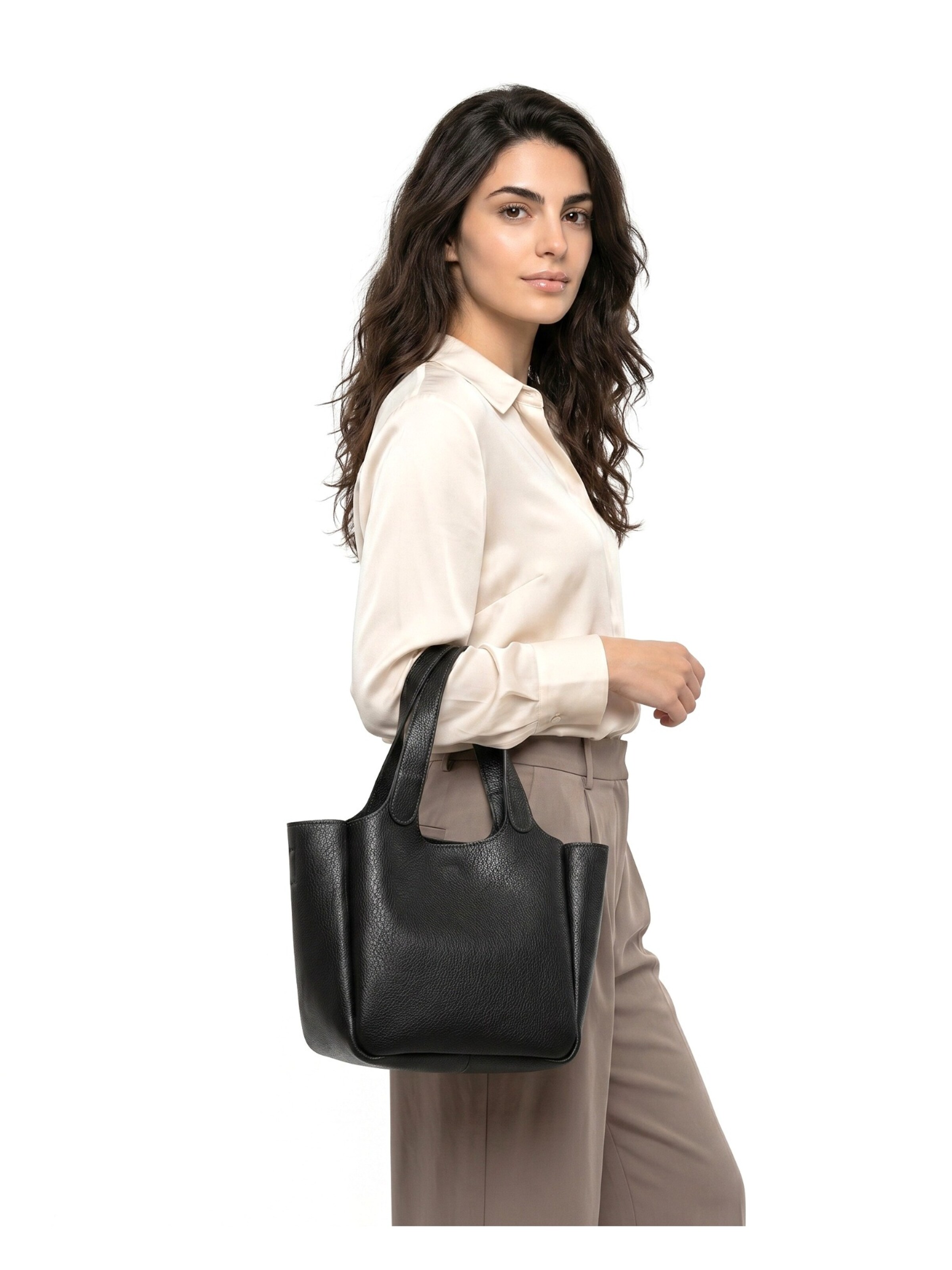 Cluty Handbag in Black