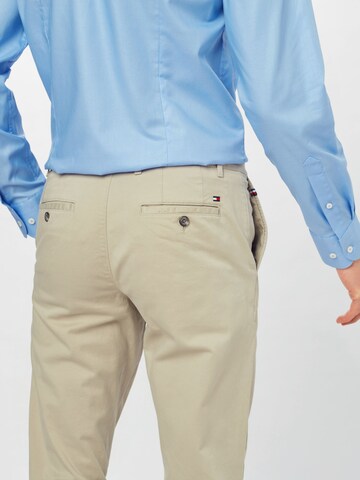 TOMMY HILFIGER - Slimfit Pantalón chino 'DENTON TH FLEX SATIN CHINO GMD' en beige