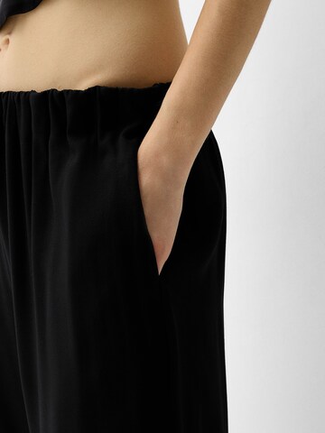 BershkaWide Leg/ Široke nogavice Hlače - crna boja