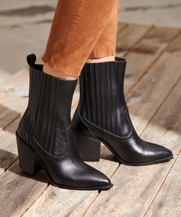 LASCANA Cowboy boot in Black: front