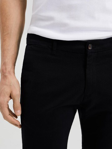 Slimfit Pantaloni chino di WE Fashion in nero