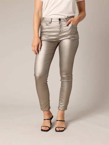Coupe slim Pantalon 'Lysie' Deeluxe en or : devant