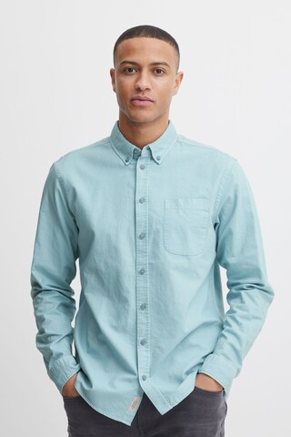 Coupe regular Chemise BLEND en bleu : devant