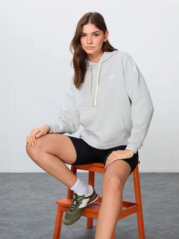 Tommy Life Sweatshirt in Grey: front