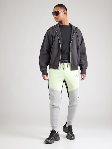 Tapered Pantaloni 'TCH FLC' di Nike Sportswear in giallo