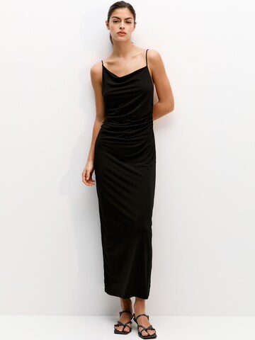 Pull&BearVečernja haljina - crna boja