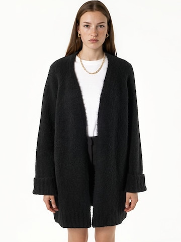 Hiccup Strickjacke in Schwarz: Vorderseite