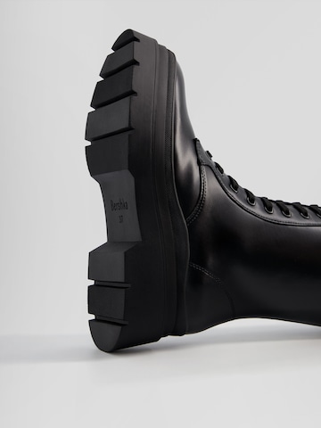 Bershka Škornji z vezalkami | črna barva