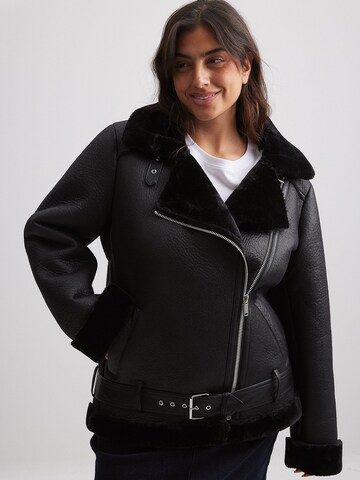 NA-KD Between-Season Jacket in Black: front