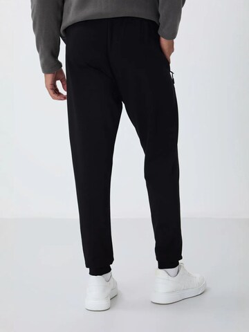 Effilé Pantalon de sport 'Jogginghose' Tommy Life en noir