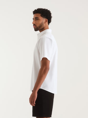 Coupe regular Chemise 'Marius' ABOUT YOU x Kevin Trapp en blanc