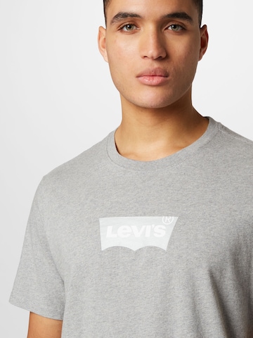 LEVI'S ® - Camisa 'SS Relaxed Fit Tee' em cinzento