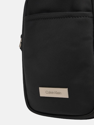 Calvin Klein Axelremsväska i svart