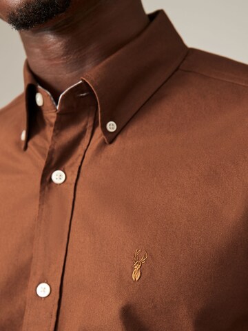 Next - Ajuste regular Camisa en marrón