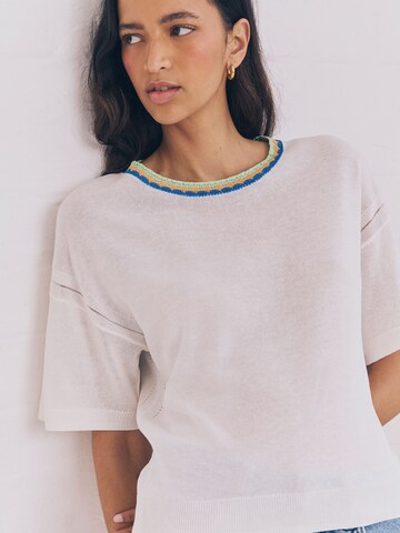 Tricou de la Next pe alb