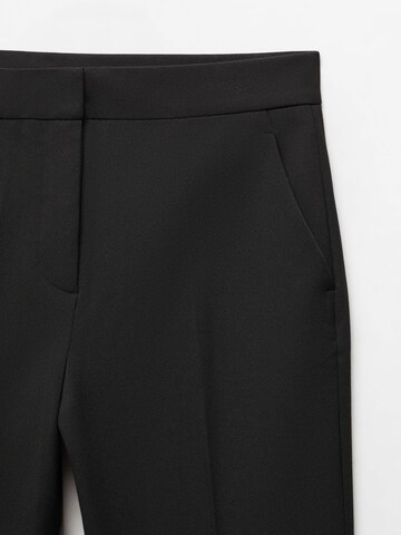 Regular Pantaloni cu dungă 'Chloe' de la MANGO pe negru