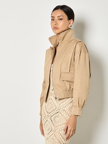 Veste bavaroise ' ' Apricot en beige : devant