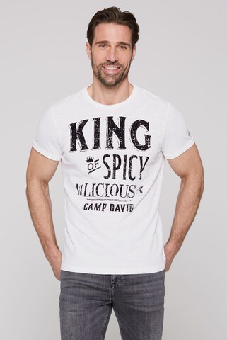 CAMP DAVID T-Shirt mit Label Print in Weiß: Vorderseite