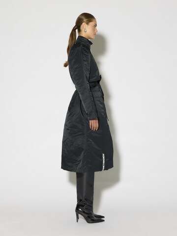 SOMETHINGNEW Демисезонное пальто 'Kara' в Черный