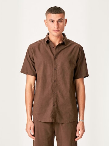 Chemise ' Linen Blend ' TEESHOPPEN en marron : devant