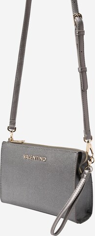 Pochette 'Chiaia' VALENTINO en gris