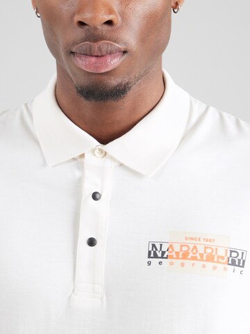 Tricou 'SMALLWOOD' de la NAPAPIJRI pe alb