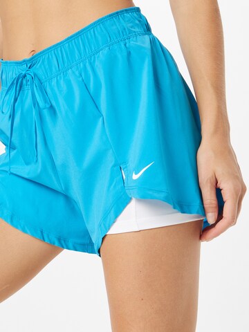 NIKE Regular Sportshorts in Blau