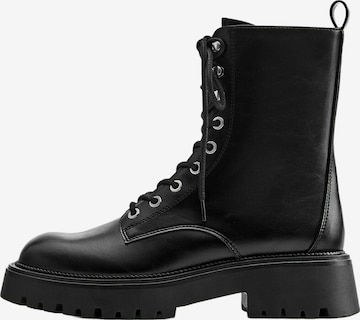 Ghete cu șireturi de la Pull&Bear pe negru: față