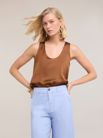 MOTIVI Top in Brown: front