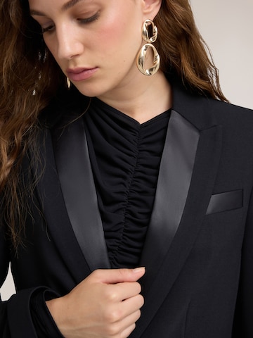 MOTIVI Blazer in Black