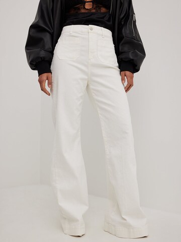 NA-KD Loosefit Jeans in Wit: voorkant