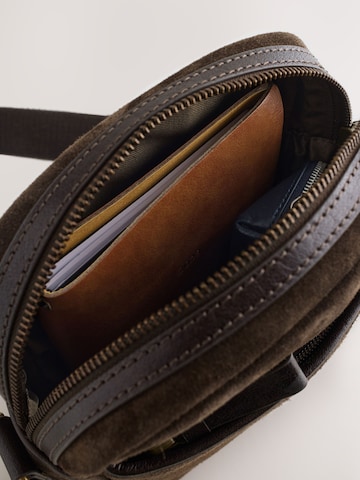 Next Axelremsväska i brun