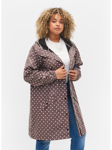 Manteau fonctionnel 'Rainy' Zizzi en marron : devant