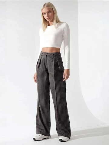 Wide leg Pantaloni con piega frontale di Hiccup in grigio