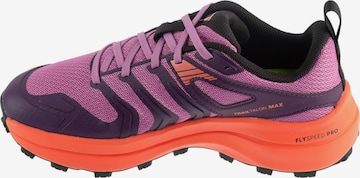 Chaussure de course Inov-8 en violet : devant