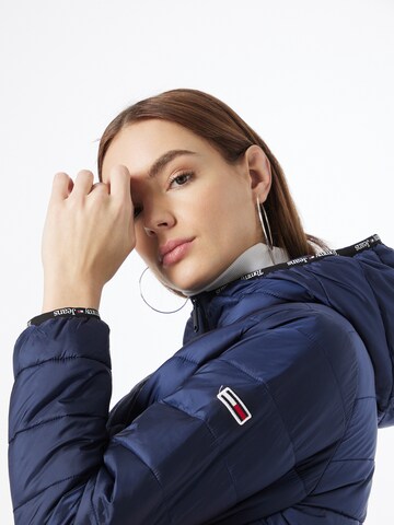 Tommy Jeans Prehodna jakna | modra barva