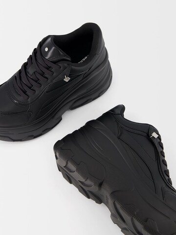 Sneaker alta di Bershka in nero
