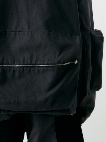 KARL LAGERFELD JEANS Prehodna jakna 'ATELIER' | črna barva