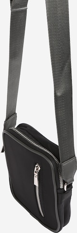 ABOUT YOU x Rewinside Tasche 'Kalle' in Schwarz