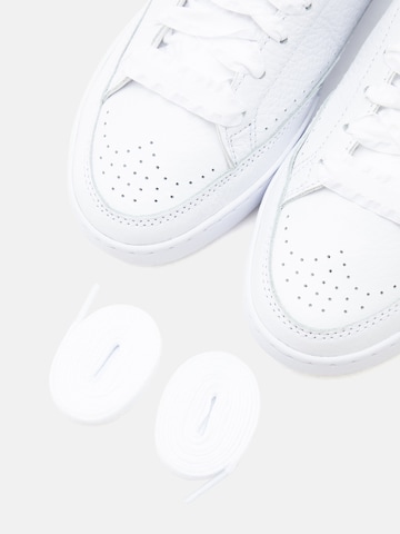 balts Nike Sportswear Zemie brīvā laika apavi