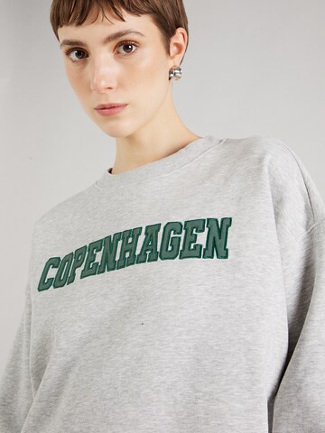 Gina Tricot Sweatshirt i grå