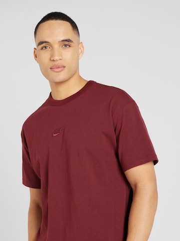 Nike Sportswear - Camisa 'Essential' em vermelho